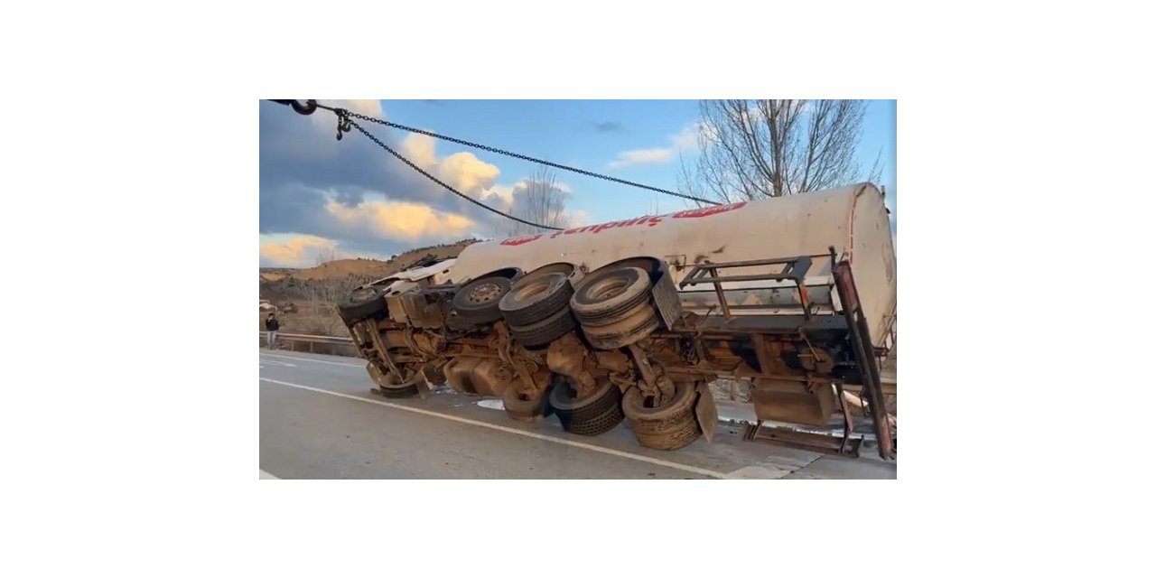 Kastamonu’da yakıt tankeri devrildi, yol trafiğe kapandı