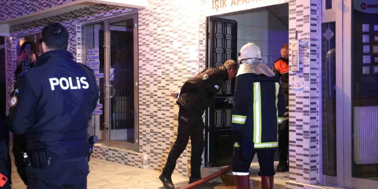 Afyonkarahisar’da bir apartmanda yangın çıktı, 3 kişi dumandan etkilendi