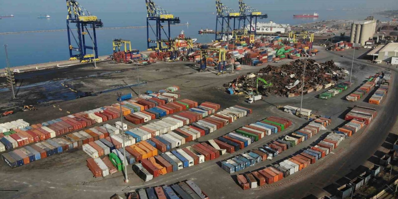 Yangının ardından İskenderun Limanı’ndaki ayrıştırma çalışmaları havadan görüntülendi