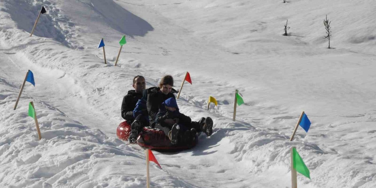 Köylülerin kayak pisti tatilcilerin ilgi odağı oluyor