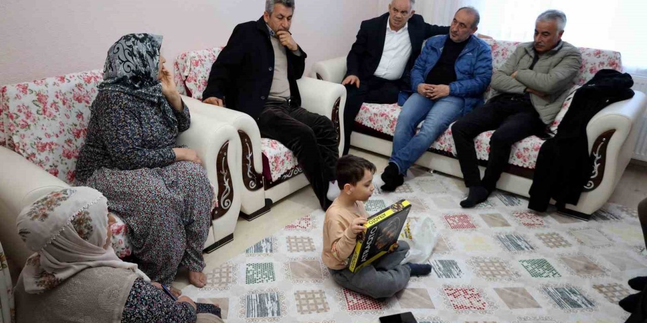 Başkan Öztürk depremzede aileleri ziyaret etti