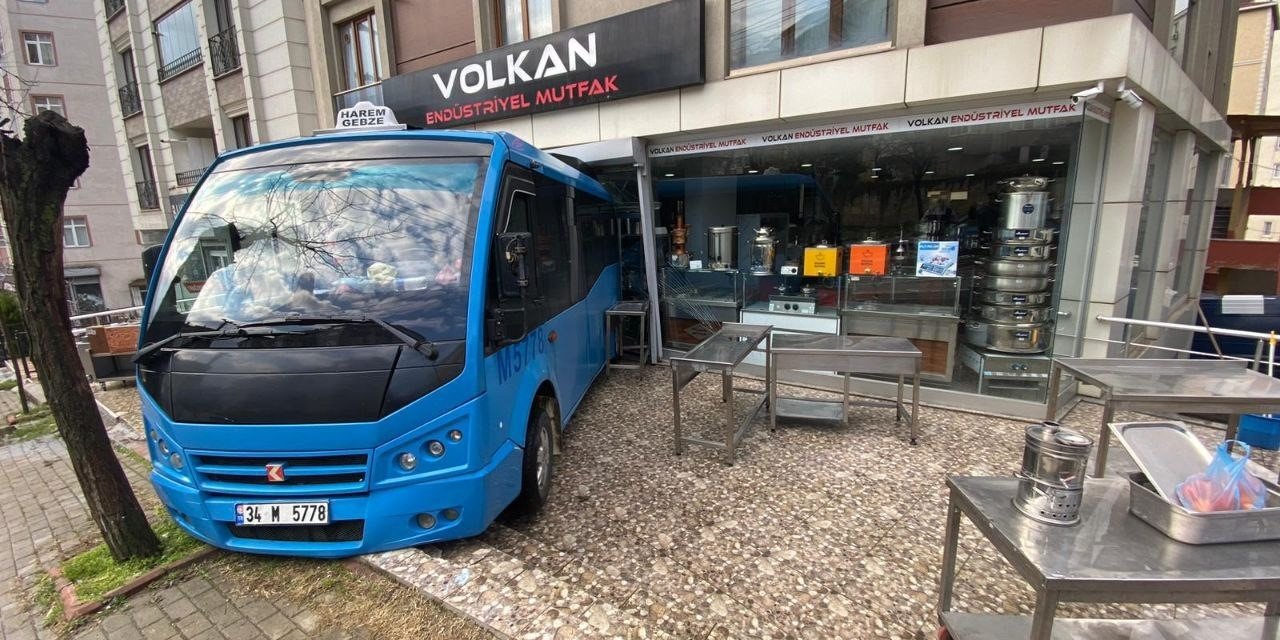 Camiden çıkıp dükkanına geldi, gördüğü manzarayla hayrete düştü