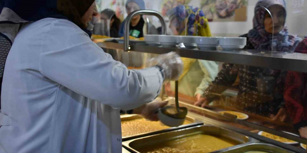 Elazığ’da sıcak yemekler depremzedeler için kaynıyor