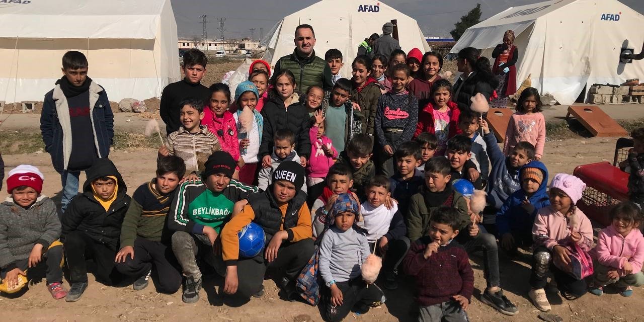 Başkan Yıldız depremzede çocuklarla oyunlar oynayıp yüzlerini güldürdü