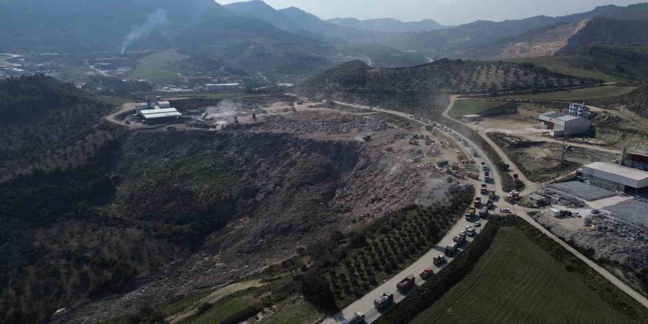 Enkaz taşıyan hafriyat kamyonlarının oluşturduğu kuyruk havadan görüntülendi