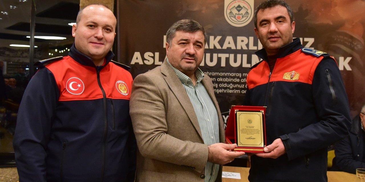 Başkan Şenlikoğlu, deprem afetinde görev yapan personellerine teşekkür plaketi verdi