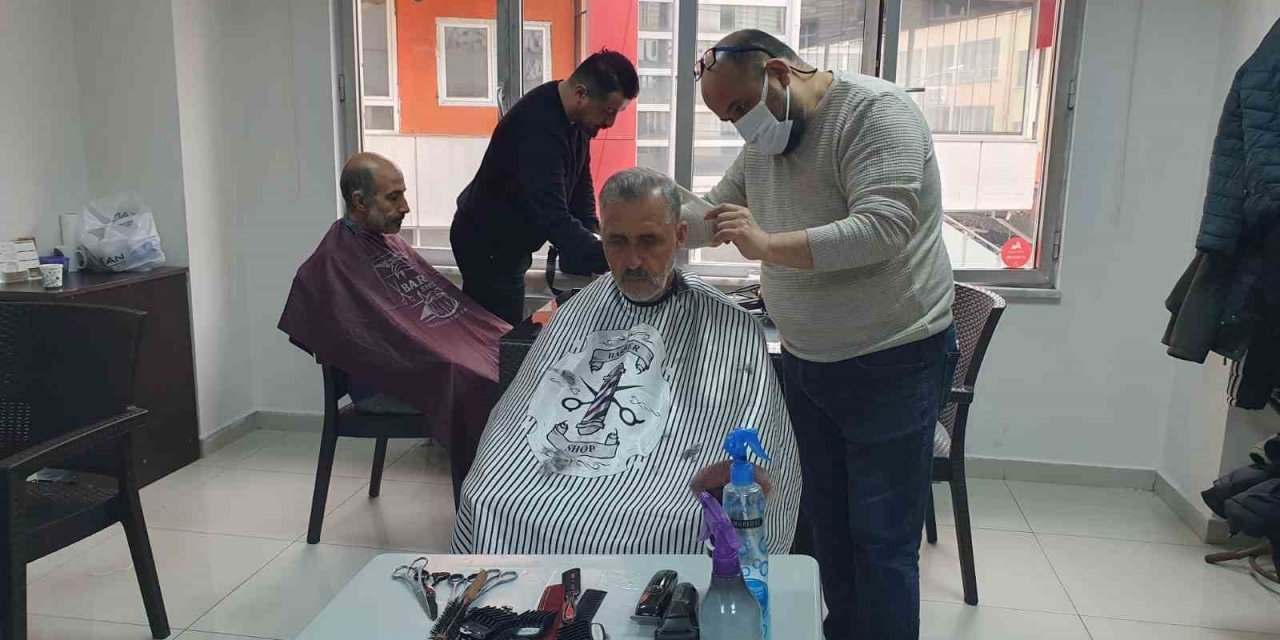 Giresun’da berber ve kuaförler depremzedelere ücretsiz hizmet veriyor