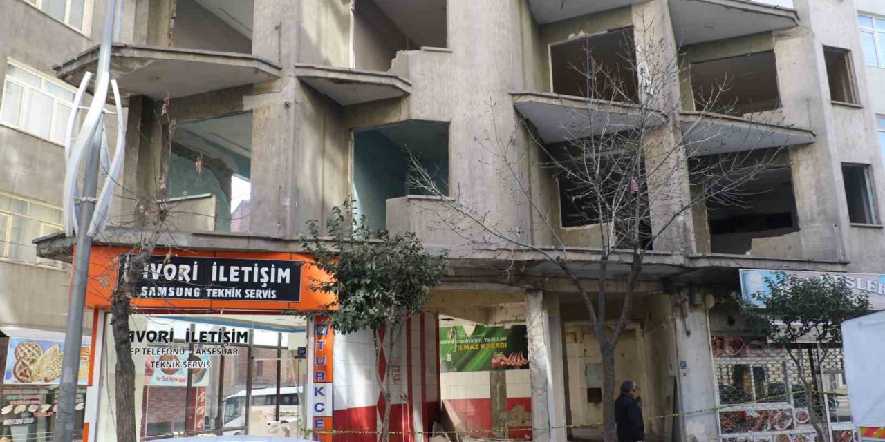 Elazığ’da ağır hasarlı binalara ‘naylon şeritli’ önlem