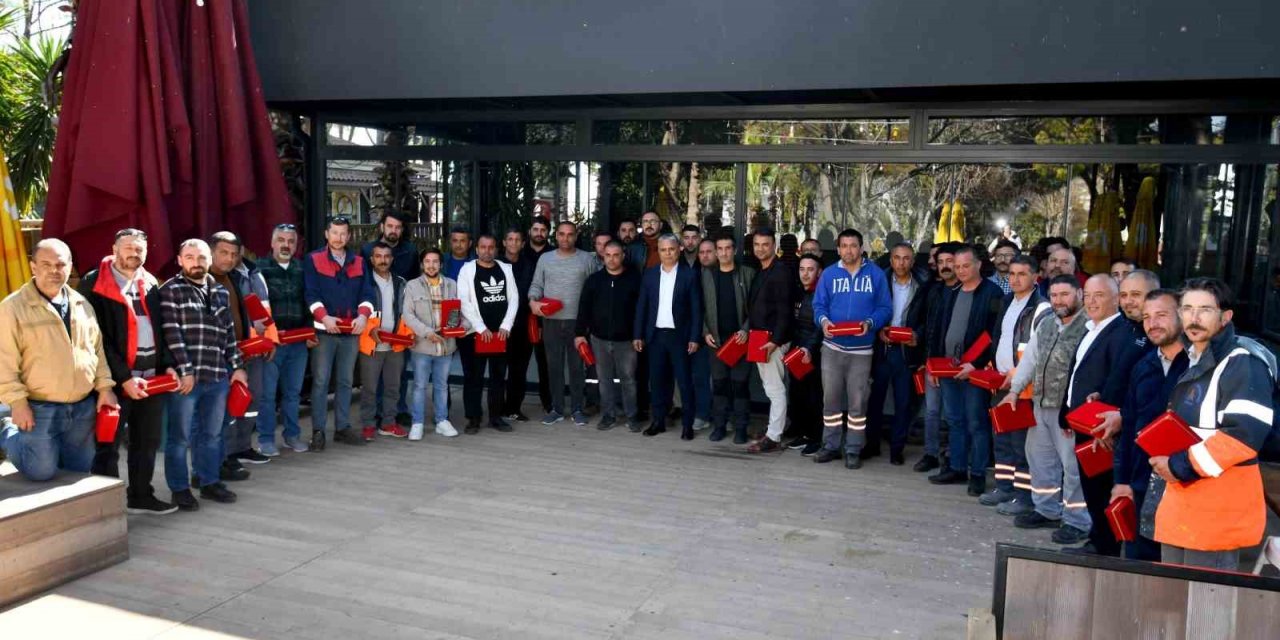 Muratpaşa’dan deprem bölgesin 200 çadır ve 18 konteyner