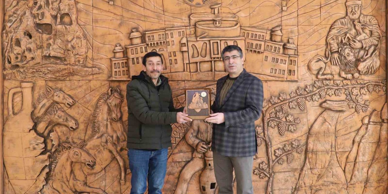 Rektör Aktekin’den, Emekli olan NEVÜ çalışanına teşekkür