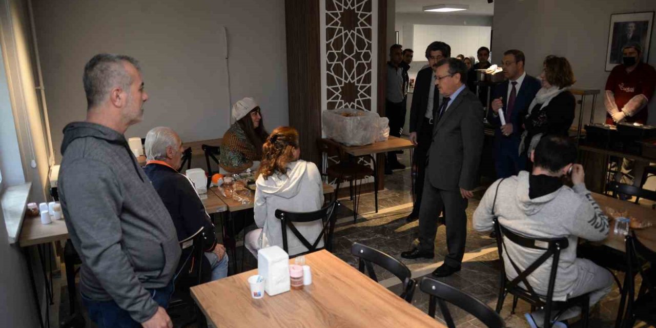 Üniversite Konukevi’nde kalan depremzede ailelere moral ziyareti