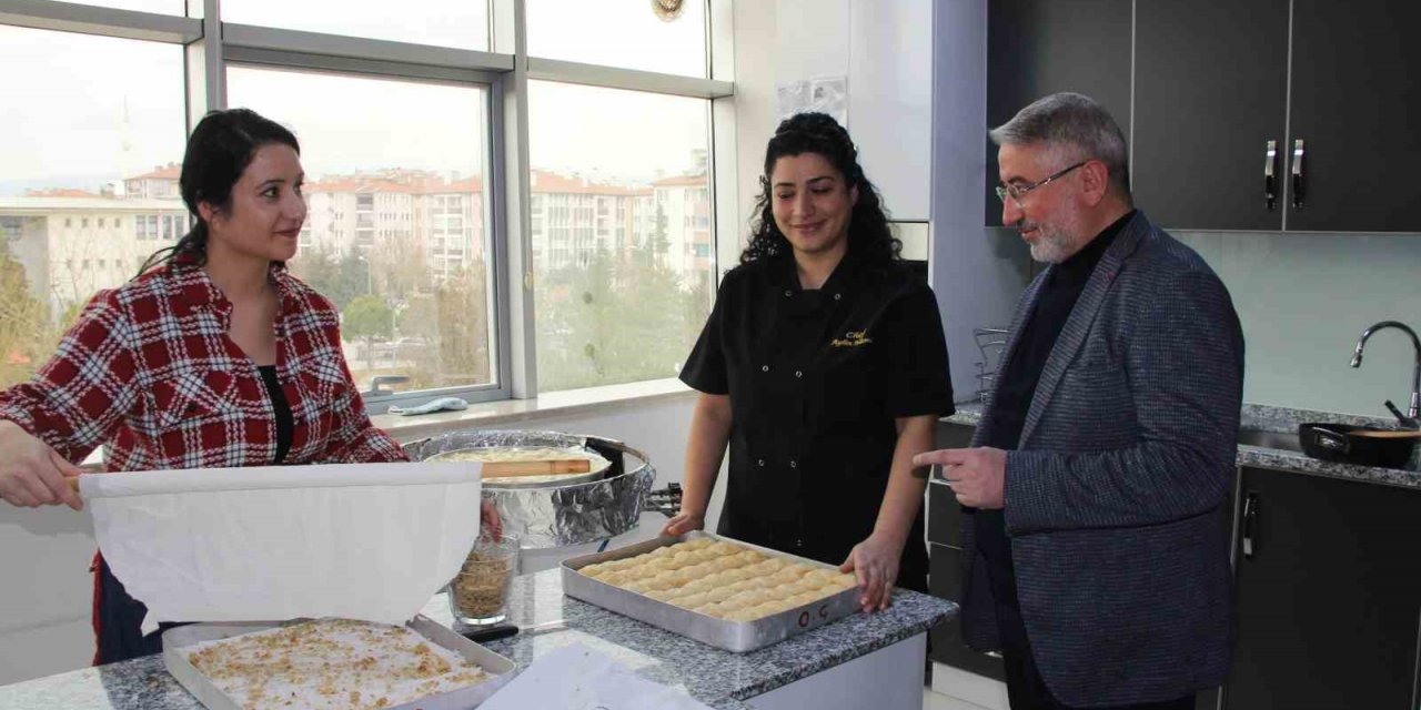 Ünlü şefin depremzedeler için kurduğu lokantaya Çorumlu kadınlardan destek