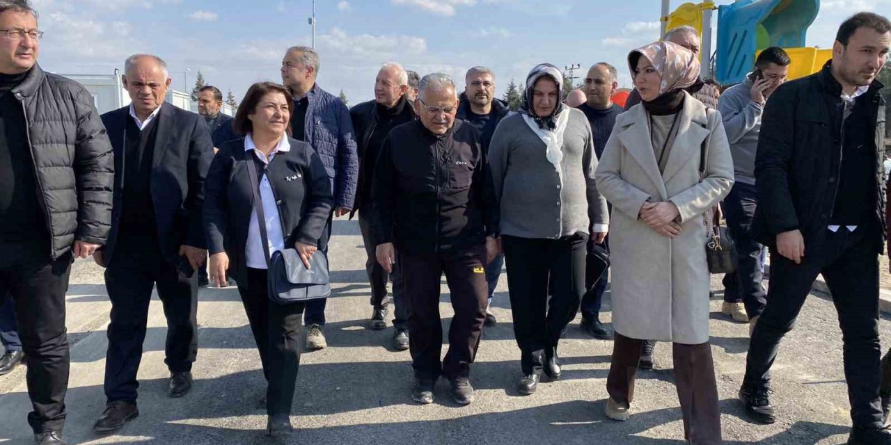 Başkan Büyükkılıç ve Meclis Üyelerinden Konteyner Kent Ziyareti