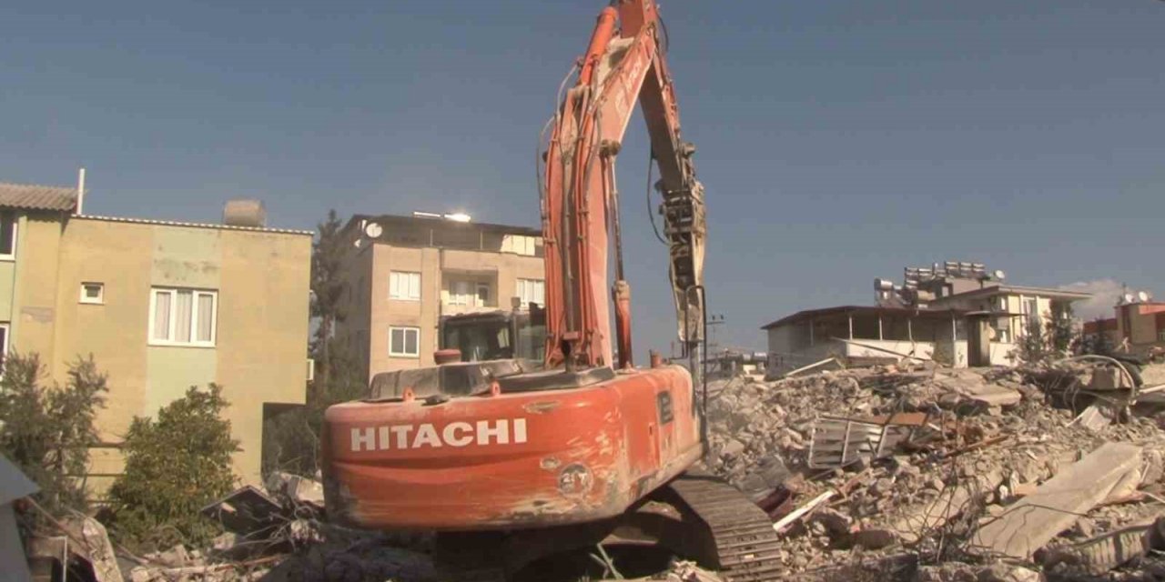 Osmaniye’de enkaz kaldırma çalışmaları sürüyor