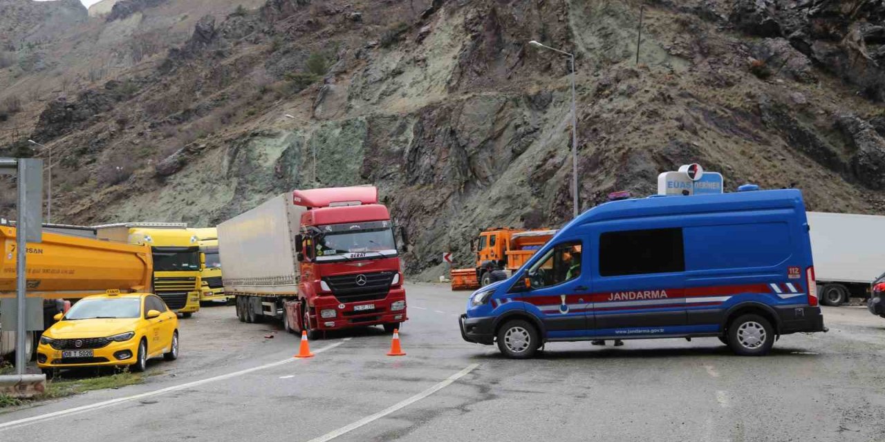 Vali heyelan bölgesinde açıklama yaparken 2. kez heyelan meydan geldi