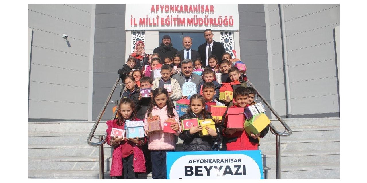 Minik yürekleri depremzedeler için attı