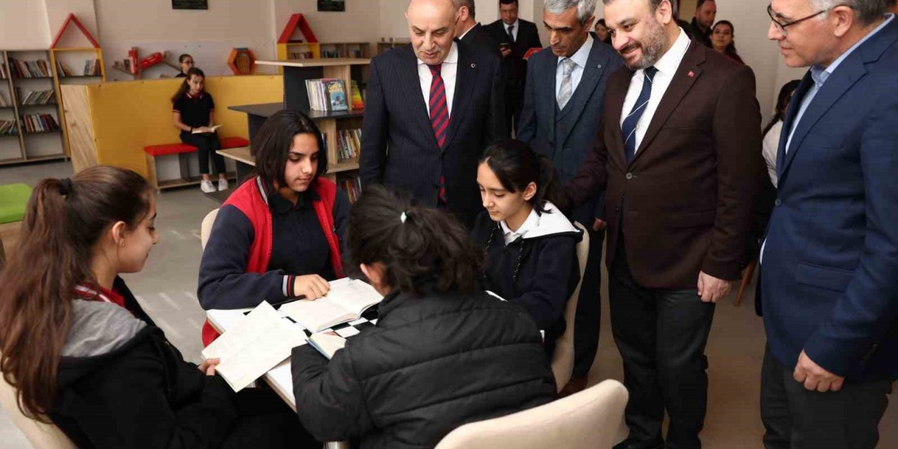 Keçiören Belediyesi’nden kitap ve laboratuvar ekipmanı desteği