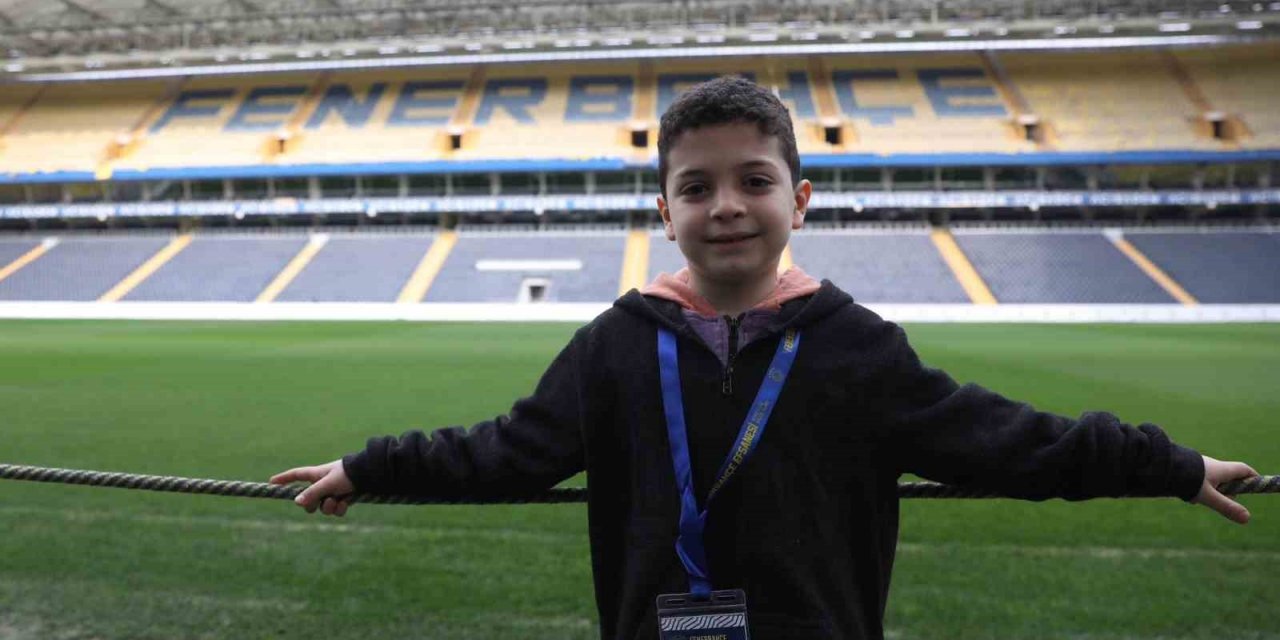 Fenerbahçe, depremzede Kuzey Koşar ve ailesini Ülker Stadı’nda ağırladı