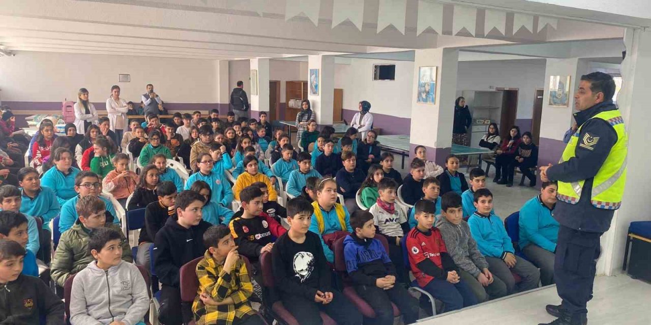 Ortaokul öğrencilerine trafik kuralları eğitimi verildi