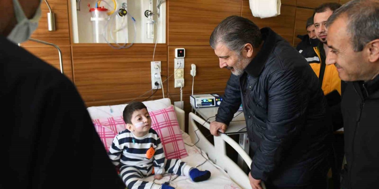 Bakan Koca, Adıyaman’da tedavi gören depremzedeleri ziyaret etti