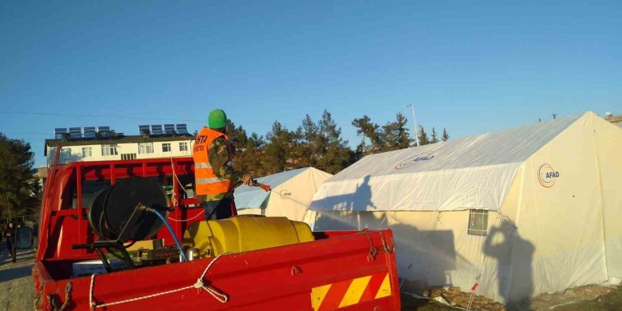 Kahta Belediyesi’nden çadır kentte ilaçlama çalışması