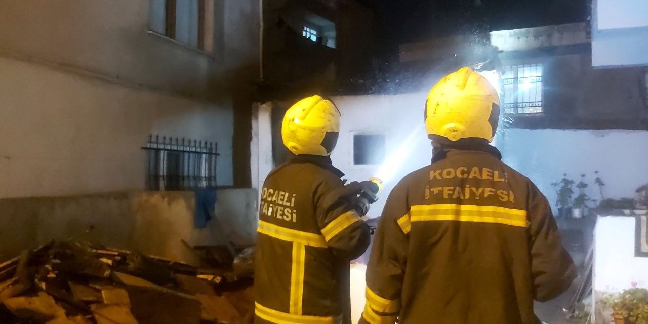 İki bina arasındaki kömürlük alev alev yandı