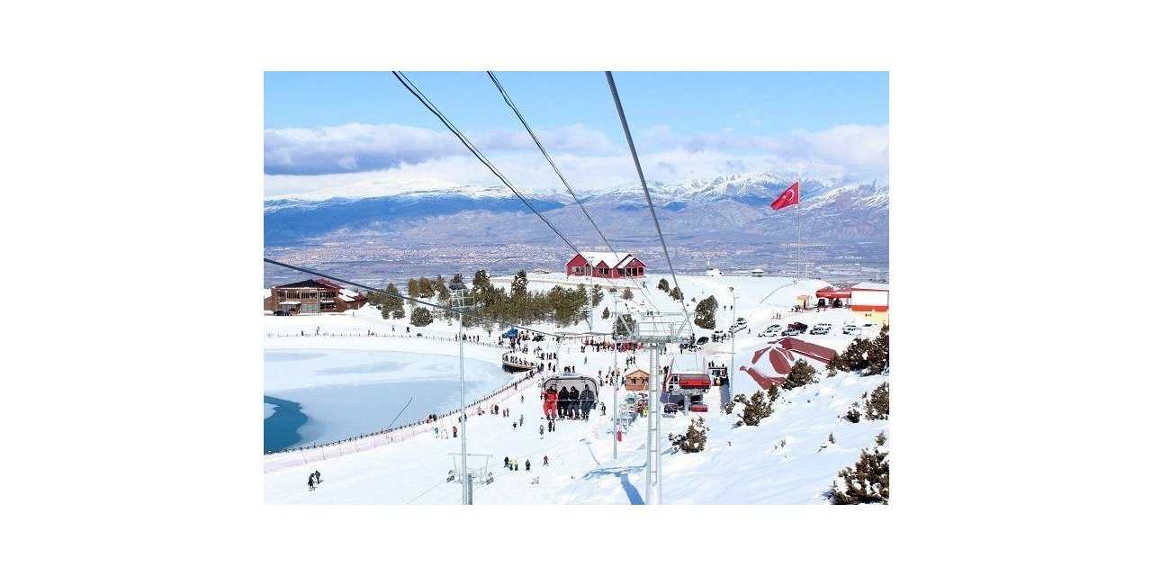 Deprem sonrası kapanan kayak merkezi yeniden açıldı