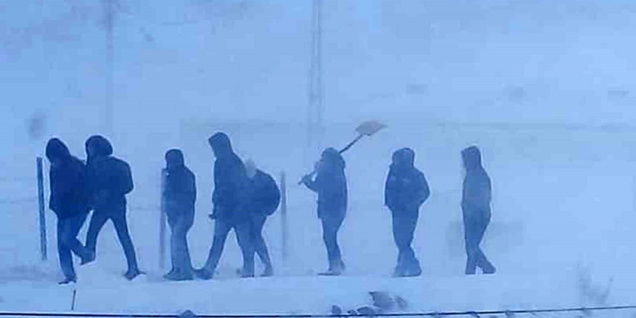 Tipi nedeniyle yolda mahsur kalan öğrenciler kurtarıldı