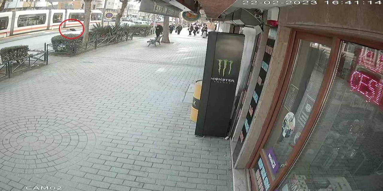 Tramvayın çarptığı 78 yaşındaki kadının hayatını kaybettiği kaza anı güvenlik kamerasına yansıdı