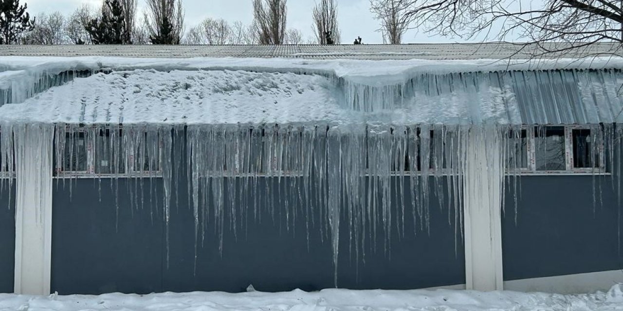 Erzurum’da soğuk hava nedeniyle oluşan buz sarkıtları tehlike arz ediyor