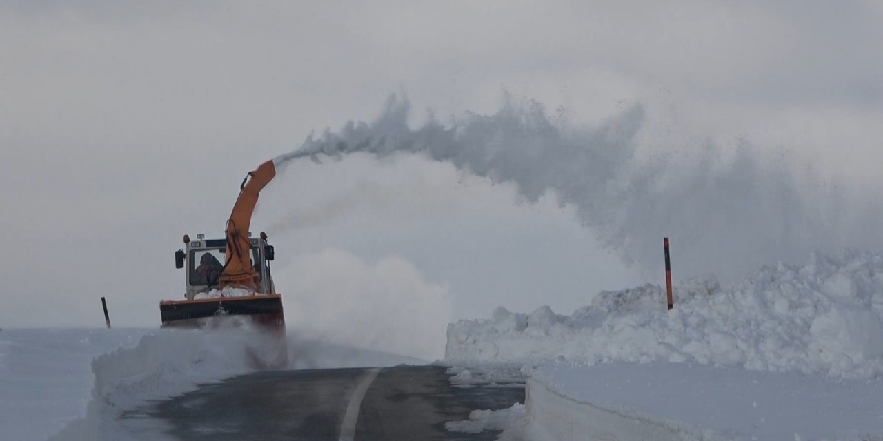 Kar kalınlığının 5 metreyi bulduğu yolda zorlu çalışma