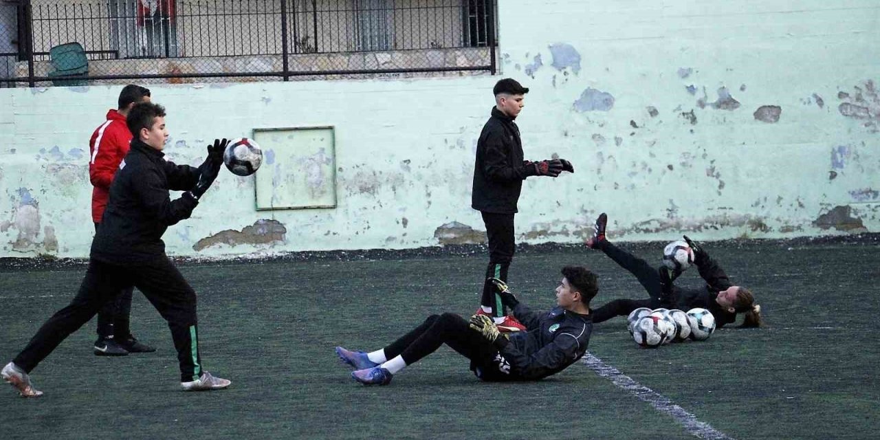 Genç horozların hedefi zirve