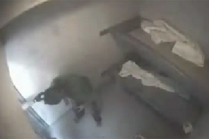 Klozete kafa üstü atladı! VİDEO