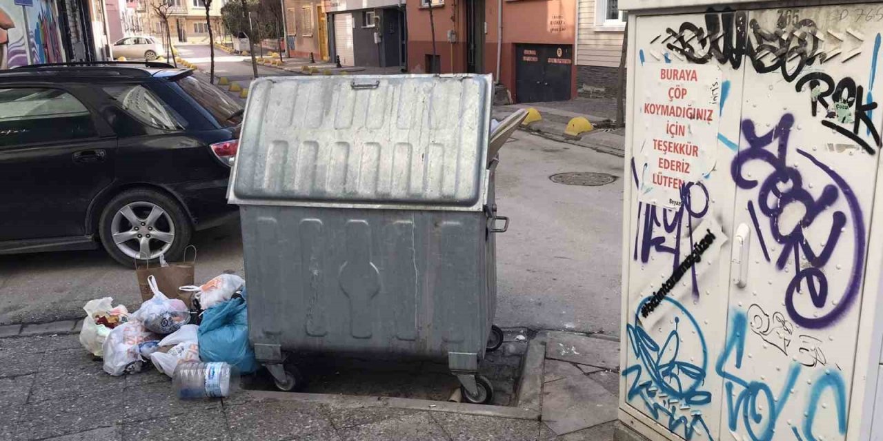 Uyarı yazısı bile kaldırıma çöp atılmasına engel olamadı