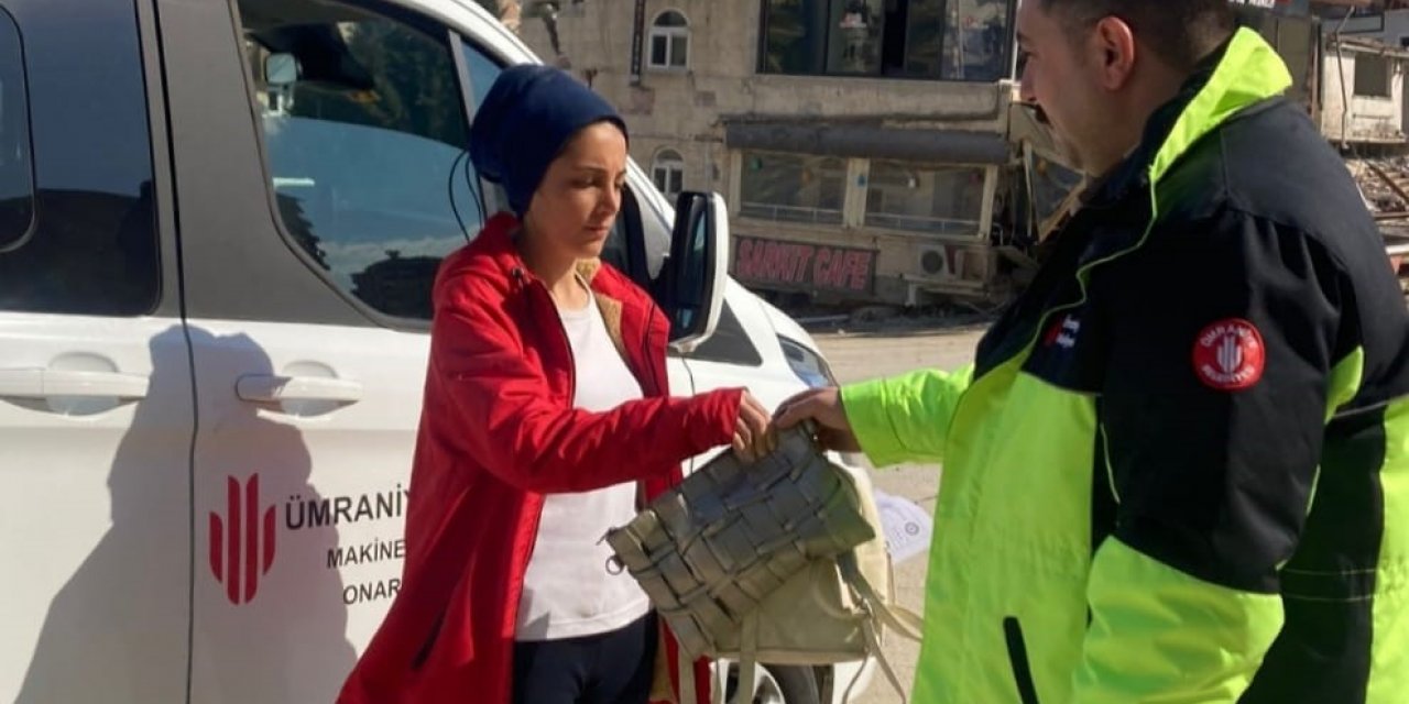 Ekiplerin enkazda bulduğu çantanın sahibine sosyal medyadan ulaşıldı