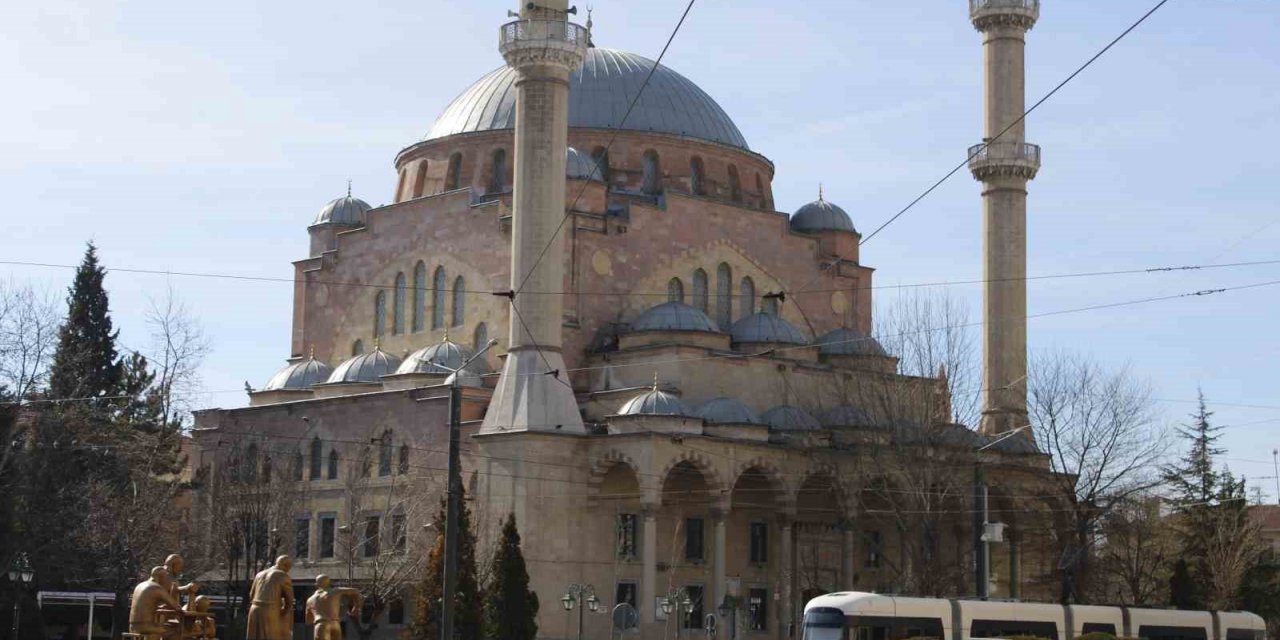 Asırlık Eskişehir Reşadiye Camii görenleri mest ediyor