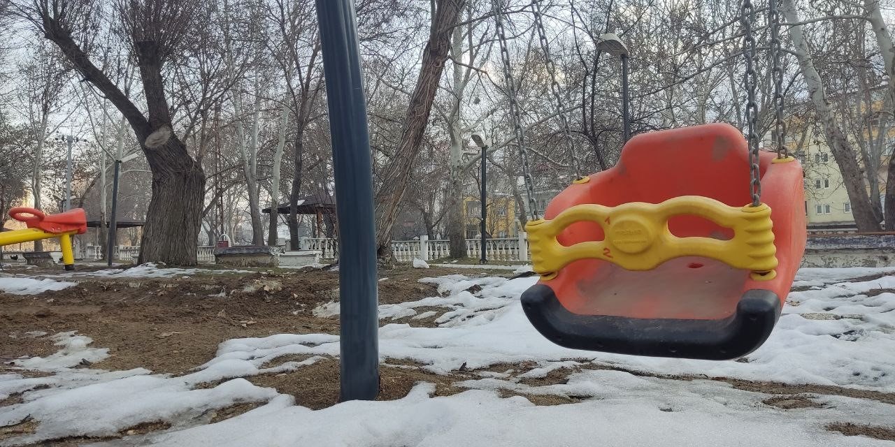 Depremden sonra parklar çocuksuz kaldı