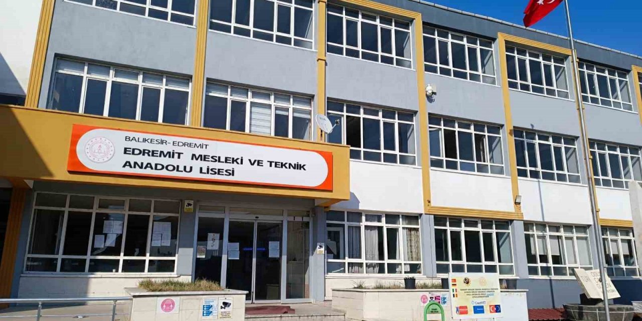 Edremit’te 3 Lise binası güçlendirme için tahliye edildi