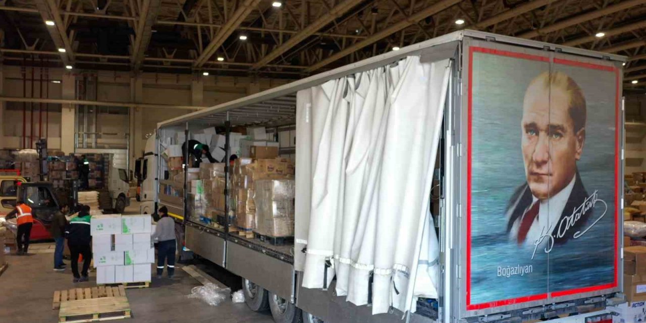 Lojistik aktarma merkezi deprem bölgesine giden binlerce ürünü kategorize ediyor