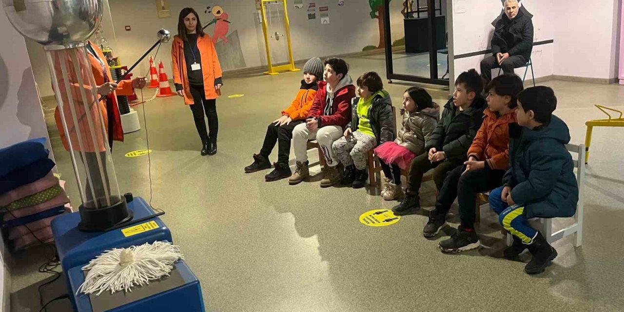 Doğal afet sonrası çocuklara müze terapisi