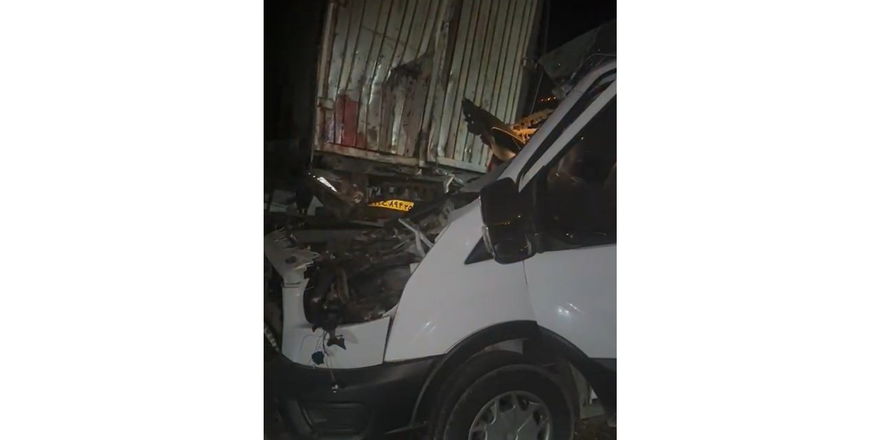 Kamyonet, tıra arkadan çarptı; baba hayatını kaybetti, oğlu ağır yaralı