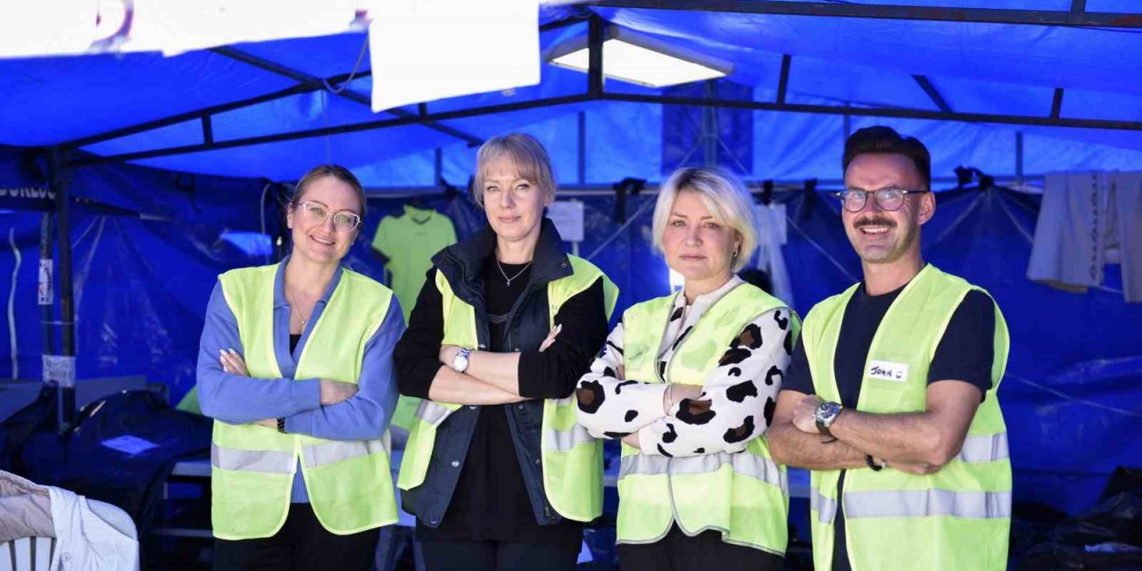 Muratpaşa’daki yardım toplama merkezinde yerleşik yabancılar da gönüllü çalışıyor