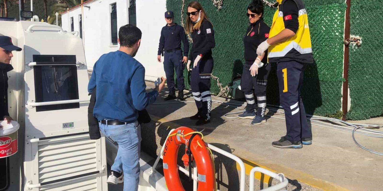 Ticari gemide rahatsızlanan vatandaşa tıbbi tahliye