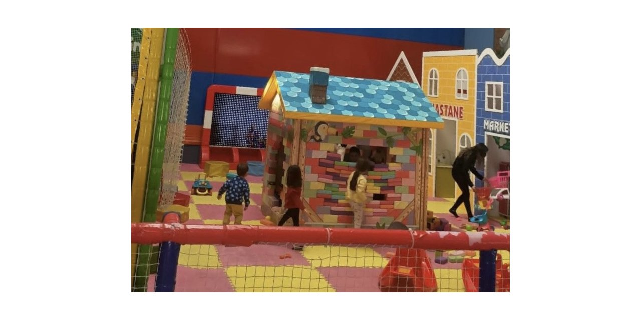 Depremzede ailelerin çocukları polislerle birlikte eğlence merkezine gitti