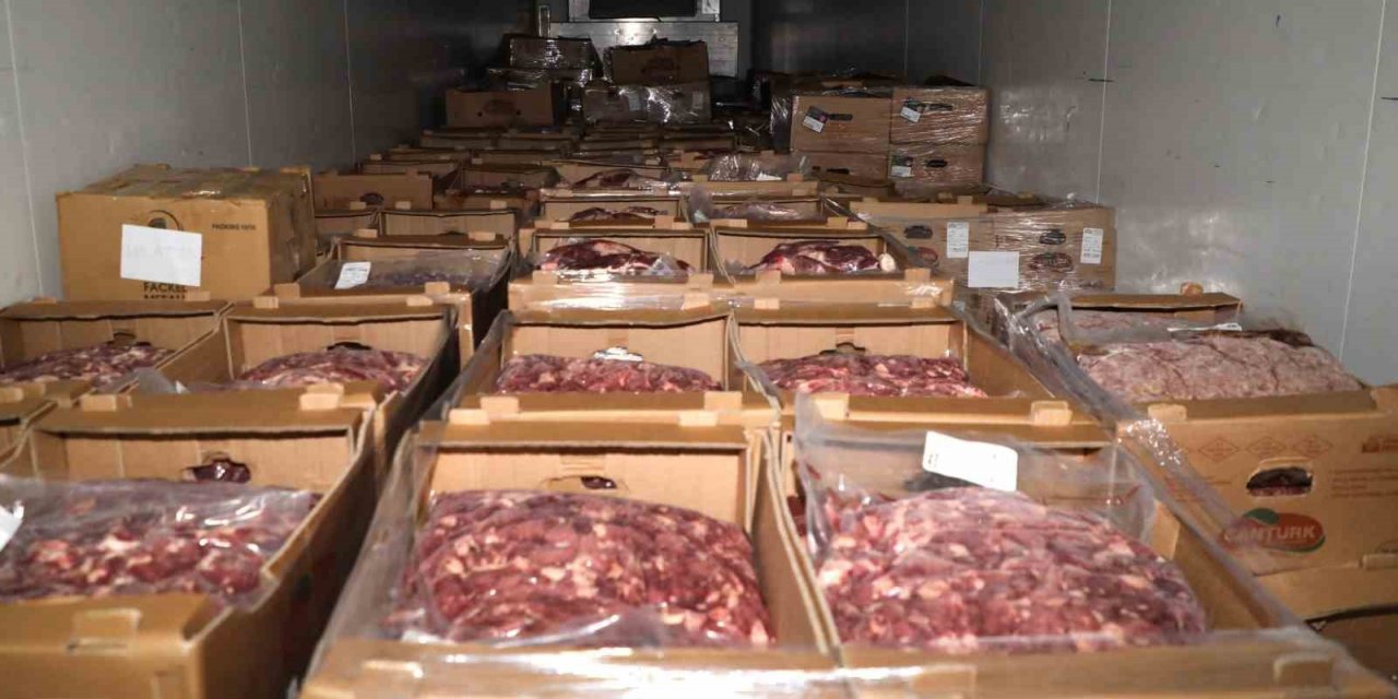 Deprem bölgesine 22 ton et gönderildi