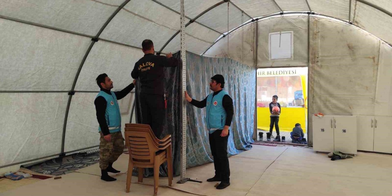 Yalova Belediyesi ekiplerinden çadır kurulumlarına destek