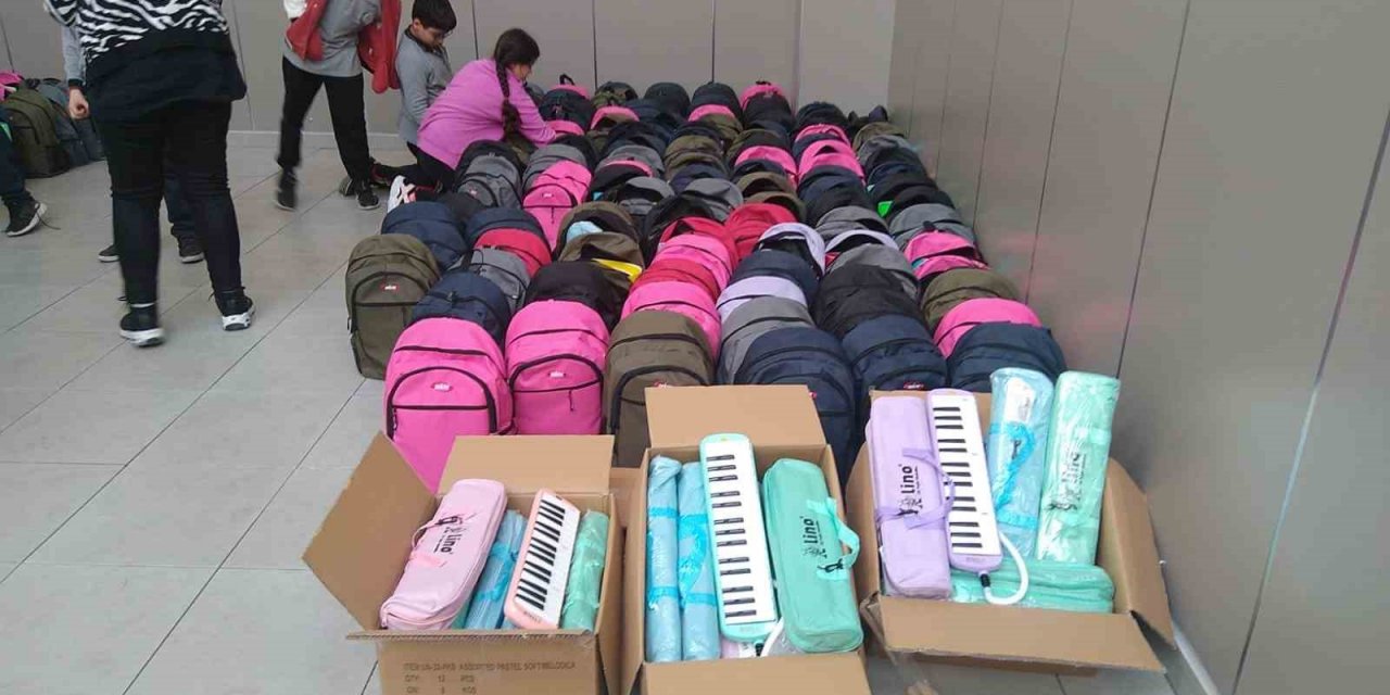 Depremzede öğrencilere içerisinde kırtasiye malzemesi olan 200 çanta hazırlandı