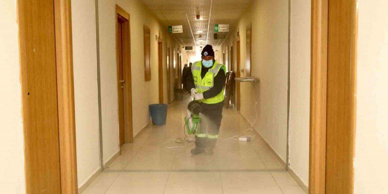 Elazığ’da depremzedelerin konakladığı alanlar dezenfekte edildi