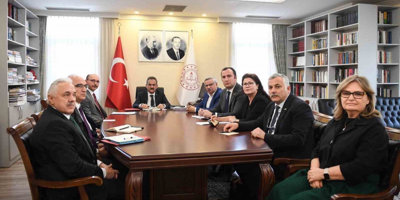 Türk Eğitim-Sen deprem bölgesinde yapılacaklara dair önerileri Bakan Özer’e sundu