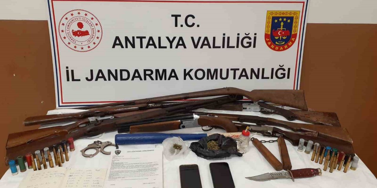 Alanya’da 5 otomobile silah zoruyla el koyan 3 şüpheliye tutuklama